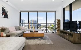 Isaac - The Cityscape View Apartment